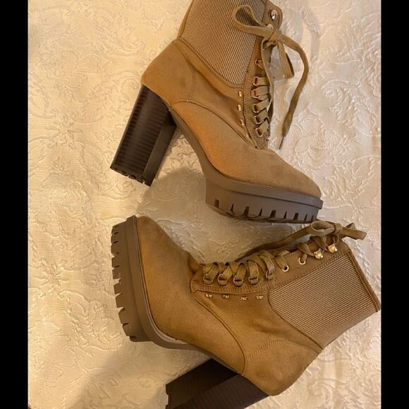 Wild Diva Shoes - 🛍Women’s Wild Diva shoes  Tan  Chunky Heels Sizes:  8.5 💥